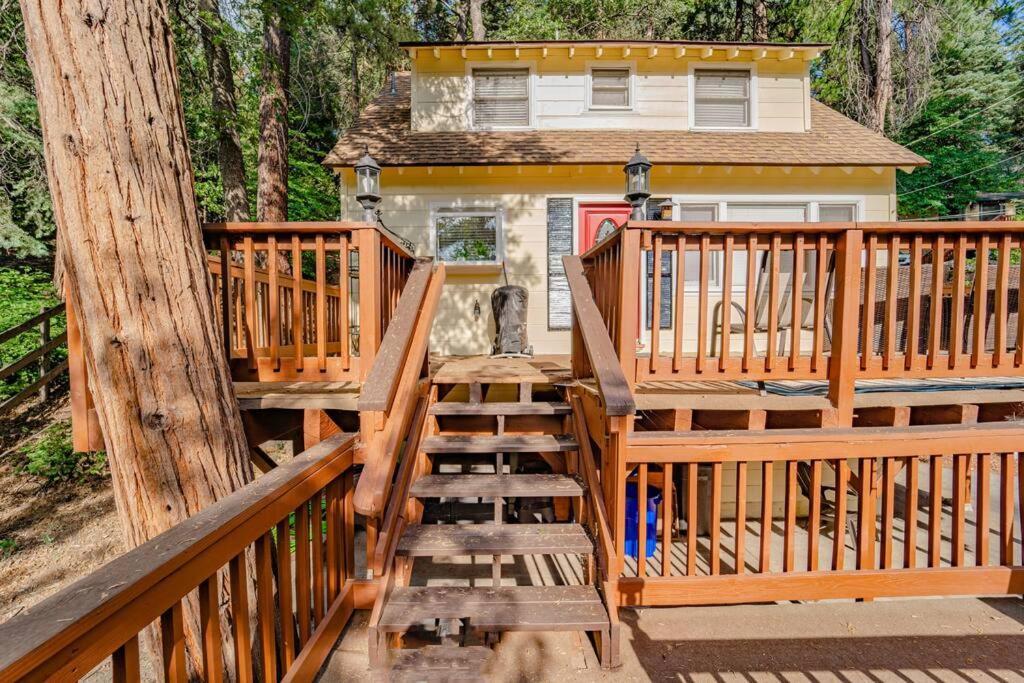 The Yellow Cottage In The Woods Skyforest Exterior photo