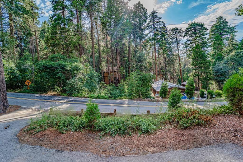 The Yellow Cottage In The Woods Skyforest Exterior photo